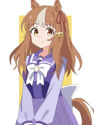  1girl alternate_hair_length_(longer) alternate_hairstyle animal_ears belno_light_(umamusume) border bow bowtie brown_hair brown_tail closed_mouth commentary_request highres horse_ears horse_girl horse_tail horseshoe_ornament long_hair looking_at_viewer multicolored_hair outside_border pleated_skirt purple_sailor_collar purple_shirt purple_skirt sailor_collar sailor_shirt school_uniform shirt simple_background skirt smile solo streaked_hair tail tracen_school_uniform umamusume umamusume:_cinderella_gray white_border white_bow white_bowtie white_streaks yayamadai yellow_background 