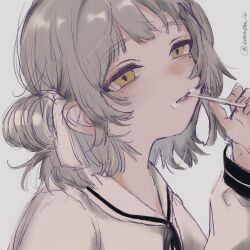  1girl brown_eyes brown_hair brushing_teeth commentary_request grey_background hand_up hatoba_tsugu highres holding holding_toothbrush iwoxiv looking_at_viewer mole mole_under_eye shirt simple_background solo toothbrush toothbrush_in_mouth tsugu_(vtuber) twitter_username upper_body virtual_youtuber white_shirt 