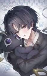  1boy absurdres alternate_costume angel_wings black_hair black_jacket black_sleeves blue_bow blunt_ends bow casual collarbone collared_shirt contemporary eyeliner genshin_impact glint hair_intakes heart highres holding holding_stuffed_toy jacket lapels long_sleeves makeup male_focus open_collar open_mouth red_eyeliner scaramouche_(cat)_(genshin_impact) scaramouche_(genshin_impact) shirt solo stuffed_animal stuffed_toy talking_ok translation_request tsurime undershirt violet_eyes white_background white_shirt wings wispy_bangs 