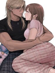  >_< 1boy 1girl :o ace_attorney alternate_costume alternate_hairstyle amikoiiko apollo_justice:_ace_attorney black_pants black_shirt blonde_hair blue_badger blush brown_hair chemical_structure closed_mouth collarbone dark-skinned_male dark_skin drawstring earrings ema_skye english_text face-to-face fingernails gyaruo hair_down highres initial jewelry klavier_gavin long_hair lying_on_person mismatched_eyebrows pants pink_pants pink_shirt plaid_clothes plaid_pants shirt short_sleeves simple_background single_earring sweatpants t-shirt white_background 