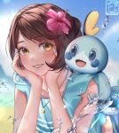  1girl aqua_nails aqua_shirt artist_name blurry blurry_background blush brown_hair chikenryice commentary day flower gloria_(pokemon) gloria_(summer_2021)_(pokemon) grin hair_flower hair_ornament head_rest jewelry looking_at_viewer medium_hair nail_polish necklace official_alternate_costume on_shoulder outdoors pink_flower pokemon pokemon_(creature) pokemon_(game) pokemon_masters_ex pokemon_on_shoulder shirt sky sleeveless sleeveless_shirt smile sobble sparkle swimsuit teeth water water_drop yellow_eyes 