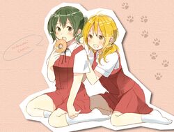  blonde_hair blush doughnut green_eyes green_hair hidamari_sketch kneehighs long_hair miyako nori paw_print school_uniform sitting skirt socks twintails yellow_eyes yoshioka_mitsuko 