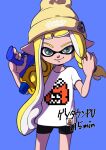  1girl beanie bike_shorts blonde_hair blue_background commentary_request green_eyes gun hat highres holding holding_gun holding_weapon inkling inkling_girl long_hair looking_at_viewer shirt simple_background smile solo splatoon_(series) splatoon_3 splattershot_(splatoon) standing weapon white_shirt xdies_ds yellow_headwear 