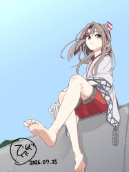  1girl artist_logo barefoot blue_sky brown_eyes dated full_body grey_hair hakama hakama_shorts headband highres hinata_hibari japanese_clothes kantai_collection kimono logo long_hair looking_at_viewer ponytail red_shorts shorts sitting sky solo striped_headband white_kimono wide_sleeves zuihou_(kancolle) 
