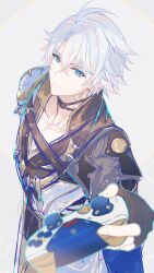  1boy absurdres antenna_hair aqueasirius armor belt black_choker black_gloves black_shirt blue_cape blue_eyes brown_belt cape chest_belt choker closed_mouth coat collarbone controller crossed_bangs fingerless_gloves fingernails game_controller gloves hair_between_eyes hand_up highres holding holding_controller holding_game_controller honkai:_star_rail honkai_(series) long_sleeves looking_at_viewer male_focus neck_tattoo phainon_(honkai:_star_rail) shirt short_hair shoulder_armor simple_background single_glove smile solo sun_symbol sun_tattoo tattoo upper_body white_background white_coat white_hair yellow_pupils 