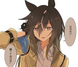  1girl animal_ears black_gloves brown_eyes brown_hair coat commentary_request gloves hair_between_eyes highres horse_ears horse_girl long_hair multicolored_hair open_mouth roroko_momo shirt simple_background smile solo speech_bubble stay_gold_(sunlit_outsider)_(umamusume) stay_gold_(umamusume) translation_request umamusume upper_body white_background white_hair white_shirt yellow_coat 