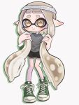  1girl black_shorts blonde_hair blush commentary_request cross-laced_footwear green_footwear grey_shirt headband highres inkling inkling_girl long_hair looking_at_viewer mina_p pointy_ears shirt shoes shorts solo splatoon_(series) standing very_long_hair wavy_mouth white_background white_headband yellow_eyes 