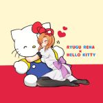  1girl :3 arched_back back_bow black_outline blue_overalls blunt_ends blush bow breasts cat cat_ear_hairband character_name closed_eyes commentary_request dot_nose dress feet from_side full_body furrowed_brow hair_bow hello_kitty hello_kitty_(character) highres higurashi_no_naku_koro_ni hug kneeling medium_breasts medium_hair outline overalls pantyhose parted_bangs puffy_short_sleeves puffy_sleeves purple_bow red_background red_bow ryuuguu_rena sanrio shirt short_sleeves simple_background smile soles white_dress yellow_background yellow_shirt yuno_ff 