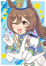  1girl absurdres animal_ears aqua_cape band_uniform blush brown_eyes brown_hair cape commentary_request creator_name gloves hair_between_eyes hat highres horse_ears horse_girl horse_tail insignia jacket long_hair looking_at_viewer marching_band mgr3na2sup_6 musical_note official_alternate_costume one_eye_closed open_mouth ponytail shako_cap shirt smart_falcon_(luminous_twirler)_(umamusume) smart_falcon_(umamusume) smile solo star_(symbol) tail umamusume upper_body white_gloves white_shirt yellow_eyes 