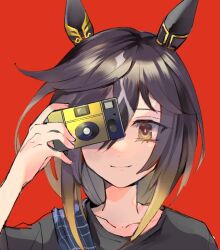  1girl animal_ears black_shirt brown_eyes brown_hair camera casual closed_mouth collarbone commentary covering_one_eye ear_covers ear_ornament gradient_eyes gradient_hair hair_between_eyes holding holding_camera horse_ears horse_girl long_hair looking_at_viewer mebu mismatched_ear_covers multicolored_eyes multicolored_hair official_alternate_costume portrait red_background shirt simple_background smile solo stay_gold_(casual)_(umamusume) stay_gold_(umamusume) straight-on streaked_hair umamusume untranslatable_commentary white_streaks yellow_eyes 