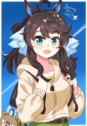  1girl absurdres ahoge animal_ears bag bear belt black_bag blue_eyes blush breasts brown_belt brown_hair character_name commentary_request daring_tact_(umamusume) green_pants hair_between_eyes hair_ornament highres hood hooded_jacket hoodie horse_ears horse_girl jacket long_hair looking_at_viewer medium_breasts mgr3na2sup_6 official_alternate_costume open_mouth pants shirt smile solo star_(symbol) star_hair_ornament umamusume white_hoodie white_jacket yellow_shirt 