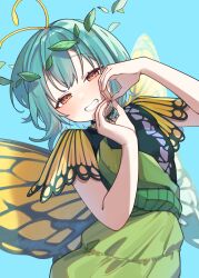  1girl absurdres antennae aqua_background aqua_hair black_dress blush butterfly_wings commentary_request dress eternity_larva fairy green_dress grin hair_between_eyes highres insect_wings leaf leaf_on_head looking_at_viewer medium_hair multicolored_dress orange_eyes simple_background smile solo sumiyama_sui touhou wings yellow_wings 