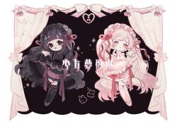  2girls absurdres accurate_lolita_coord black_boots black_dress black_eyes black_hair black_hairband boots bow cherry cherry_hair_ornament chinese_text closed_mouth collared_dress commentary_request curtains dot_mouth dress expressionless eyeshadow food food-themed_hair_ornament frilled_dress frills fruit full_body ghost gothic_lolita hair_bow hair_ornament hair_ribbon hairband highres knee_boots lace-up_boots layered_dress lolita_fashion lolita_hairband long_hair long_sleeves makeup multiple_girls naiguozi no_pupils original pink_boots pink_bow pink_dress pink_eyes pink_eyeshadow pink_hair pink_hairband pink_ribbon purple_bow purple_ribbon red_bow red_ribbon ribbon see-through_clothes short_eyebrows sparkle sweet_lolita thick_eyebrows twintails very_long_hair wavy_hair white_background 