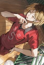  1boy absurdres ball black_hair blonde_hair blood commentary haikyuu!! hair_behind_ear hand_on_own_hip highres kozume_kenma male_focus multicolored_hair myanya nekoma_volleyball_uniform nosebleed open_mouth red_shirt red_shorts roots_(hair) shirt shorts slit_pupils solo sportswear standing two-tone_hair untranslatable_commentary volleyball_(object) volleyball_uniform yellow_eyes 
