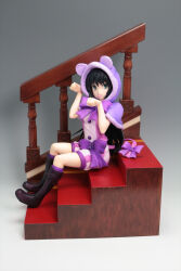 1girl 3d alice's_adventures_in_wonderland animal_ear_hood bare_arms black_boots black_hair blue_eyes boots bow cheshire_cat_(alice_in_wonderland) cheshire_cat_(alice_in_wonderland)_(cosplay) commentary cosplay english_commentary figure_(medium) full_body grey_background hands_up highres hood hood_up keyshot_(medium) kizaki_aoi knee_boots long_hair looking_at_viewer on_stairs paw_pose photo_(medium) pink_tail purple_bow saten_ruiko sitting solo tail tail_bow tail_ornament toaru_kagaku_no_railgun toaru_majutsu_no_index tongue tongue_out zbrush_(medium) 