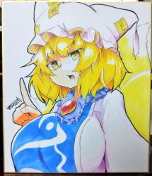  1girl blonde_hair blue_tabard breasts brooch commentary dress fox_girl fox_tail hat index_finger_raised jewelry kitsune kyuubi large_breasts long_sleeves looking_at_viewer mob_cap multiple_tails open_mouth otomen_maru-no-uchi short_hair signature simple_background solo tabard tail touhou untranslatable_commentary upper_body v-shaped_eyebrows white_background white_dress white_hat yakumo_ran yellow_eyes 