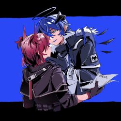  2girls animal_ears arknights bird_ears bird_girl black_gloves black_jacket blue_background blue_eyes blue_hair blue_tongue chinese_commentary colored_tongue commentary_request demon_horns detached_wings face-to-face feather_hair fiammetta_(arknights) fur-trimmed_hood fur_trim gloves halo highres holding holding_paper hood horns jacket letterboxed long_hair long_sleeves looking_at_another mostima_(arknights) multiple_girls open_clothes open_jacket paper profile qianxidasuan_(suan_wu_cao) red_hair shirt short_hair simple_background smile traditional_halo upper_body white_shirt wings 