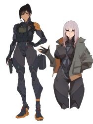  2girls absurdres armor ass_visible_through_thighs bag black_hair bodysuit breasts commentary_request covered_abs full_body gloves grey_eyes hand_on_own_hip highres jacket knees_out_of_frame large_breasts light_blush light_smile long_hair looking_at_viewer medium_breasts medium_hair multiple_girls original pen_guin15 pink_hair satchel science_fiction simple_background soldier thigh_gap violet_eyes waving white_background 