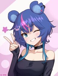 1girl absurdres animal_ear_piercing animal_ears artist_name bare_shoulders bear_ears bear_girl black_choker black_shirt blue_hair breasts chenki_(chenki) choker collarbone commentary english_commentary fujikura_uruka fujikura_uruka_(tombear) green_eyes grin hand_up highres light_blush long_sleeves looking_at_viewer medium_breasts multicolored_hair notched_ear off-shoulder_shirt off_shoulder official_alternate_costume one_eye_closed phase_connect pink_hair shirt simple_background sleeves_past_wrists smile smiley_face_hair_ornament solo star_(symbol) streaked_hair twitter_username upper_body v virtual_youtuber 