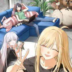  3girls ahoge barefoot black_hair blonde_hair blue_pants cho_kaguya-hime! colored_inner_hair commentary_request computer couch fang genkounikki01 green_shirt highres indoors kaguya_(cho_kaguya-hime!) laptop long_hair looking_at_viewer medium_hair multicolored_hair multiple_girls one_eye_closed pants pink_hair red_eyes runami_yachiyo sakayori_iroha shirt skin_fang tablet_pc v white_hair 