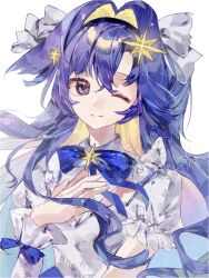  1girl ;) asymmetrical_sleeves blonde_hair blue_bow blue_bowtie blue_eyes blue_hair bow bowtie colored_inner_hair dress hair_intakes hair_ornament hand_on_own_chest highres long_hair looking_at_viewer multicolored_hair one_eye_closed puffy_short_sleeves puffy_sleeves reverse:1999 short_sleeves smile solo star_(symbol) star_hair_ornament suanxing_lan_y uneven_sleeves upper_body voyager_(reverse:1999) white_background white_dress 