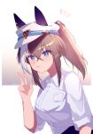  1girl alternate_costume alternate_hairstyle blue_eyes breasts bright_pupils brown_hair cheval_grand_(umamusume) collared_shirt grin hand_up hat highres looking_at_viewer medium_hair multicolored_hair open_mouth ponytail renma_(renma_0503) shirt sleeves_rolled_up small_breasts smile solo streaked_hair twitter_username umamusume upper_body w white_headwear white_pupils 