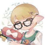  1boy blonde_hair commentary glasses green_shirt gun hair_ornament hairclip highres holding holding_gun holding_weapon inkling inkling_boy pointy_ears print_shirt sample_watermark shirt short_hair smile solo splatoon_(series) splatoon_3 splattershot_(splatoon) upper_body watermark weapon white_background white_shirt yn_uo0 