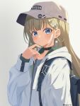  1girl absurdres backpack bag baseball_cap black_collar blonde_hair blue_eyes collar earrings grey_shirt hair_ornament hairclip hanabusa_lisa hat highres jacket jewelry kannazuki_shino long_hair long_sleeves looking_at_viewer shirt smile solo twitter_username upper_body very_long_hair virtual_youtuber vspo! white_jacket 