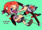  bike_shorts blue_eyes bow_(weapon) brown_footwear commentary_request green_background grey_socks hawaiian_shirt highres holding holding_bow_(weapon) holding_weapon looking_at_viewer mask medium_hair mouth_mask octoling octoling_boy orange_hair shirt simple_background socks splatoon_(series) splatoon_3 tentacle_hair translation_request tri-stringer_(splatoon) weapon xdies_ds 
