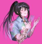  1boy aqua_eyes black_eyes black_hair blue_shirt bonno_sasu card hands_up heterochromia high_ponytail holding holding_card hong_lu_(project_moon) jewelry limbus_company long_hair necklace open_clothes open_mouth open_shirt pink_background project_moon shirt sidelocks simple_background smile solo upper_body very_long_hair 