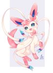  animal_focus blue_eyes bow claws commentary_request fangs green_eyes grey_background heterochromia hideko_(l33l3b) highres leg_up no_humans open_mouth pokemon pokemon_(creature) ribbon signature simple_background sitting smile sylveon twitter_username 