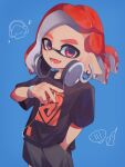  1boy black_shirt black_shorts blue_background commentary_request eyebrow_cut ha_r_a_k hands_in_pockets headphones highres inkling inkling_boy musical_note open_mouth pointy_ears print_shirt red_eyes redhead shirt short_hair shorts simple_background smile solo splatoon_(series) teeth upper_body 