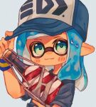  1girl baseball_cap black_shirt blue_hair closed_mouth commentary gun hat highres holding holding_gun holding_weapon inkling inkling_girl medium_hair mixed-language_commentary ochocho2828 pointy_ears shirt simple_background smile solo splatoon_(series) splatoon_3 squeezer_(splatoon) tentacle_hair upper_body weapon white_background 