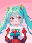  1girl aqua_hair blue_eyes blush box christmas closed_mouth commentary fur_trim gift gift_box hair_ornament hatsune_miku highres holding holding_gift long_hair long_sleeves looking_at_viewer pink_background santa_costume simple_background smile solo twintails ume_tixya upper_body vocaloid 