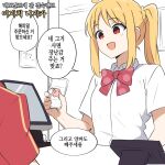  1girl 1other ahoge amogan blonde_hair bocchi_the_rock! braid cellphone commentary_request gotoh_hitori gotoh_hitori_(octopus) highres holding holding_phone ijichi_nijika korean_commentary korean_text open_mouth phone polka_dot_bowtie red_eyes side_ponytail sidelocks smartphone smile translation_request 