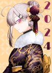  1girl 2024 ahoge breasts floral_print_kimono fur-trimmed_kimono fur_trim gomo grey_hair hair_ornament hair_over_one_eye highres japanese_clothes kimono large_breasts long_hair looking_at_viewer mole mole_under_eye new_year nijisanji obi print_kimono sash smile solo sukoya_kana violet_eyes virtual_youtuber x x_hair_ornament 