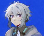  1boy absurdres black_shirt blue_background closed_mouth commentary eiyuu_densetsu grey_hair grey_hoodie hair_between_eyes headphones highres hood hoodie kuro_no_kiseki leorlontyan necktie quatre_salision shirt short_hair simple_background solo upper_body violet_eyes white_necktie 