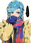  1boy artist_name blue_eyes blue_gloves blue_hair blue_scarf commentary_request covered_mouth gloves grusha_(pokemon) highres jacket long_hair male_focus otoko_no_ko piyomaru_(hachiyonnxxxx) pokemon pokemon_sv red_scarf scarf simple_background solo speech_bubble translation_request twitter_username two-tone_scarf upper_body white_background yellow_jacket 