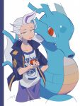  1boy auko black_jacket blue_border blue_skin border collarbone colored_skin drayton_(pokemon) fish hand_on_own_hip highres holding holding_poke_ball jacket kingdra multicolored_hair open_clothes open_jacket poke_ball poke_ball_(basic) pokemon pokemon_(creature) pokemon_sv print_shirt purple_hair red_eyes seahorse shirt short_hair signature simple_background streaked_hair two-tone_hair white_background white_hair white_shirt yellow_eyes 