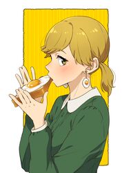  1girl biting blonde_hair blush bread bread_slice earrings eating edomon-do food food-themed_earrings fried_egg from_side green_shirt highres jewelry karashi_(mona_lisa_no_zaregoto) long_sleeves looking_at_viewer mona_lisa_no_zaregoto shirt side_ponytail sideways_glance solo toast upper_body white_background yellow_background yellow_eyes 