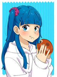  1girl anpan blue_eyes blue_hair blunt_bangs blush bread closed_mouth eating edomon-do food hair_ornament hair_scrunchie highres holding holding_food hood hoodie long_hair long_sleeves looking_at_viewer mona_lisa_no_zaregoto one_side_up purple_scrunchie scrunchie solo sora&#039;s_sister_(mona_lisa_no_zaregoto) upper_body white_hoodie 