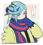  1boy blue_mittens blue_scarf blush border commentary_request eyelashes flying_sweatdrops green_eyes green_hair grusha_(pokemon) hair_bun hand_up highres jacket long_sleeves male_focus mittens mocacoffee_1001 pokemon pokemon_sv scarf signature solo speech_bubble striped striped_scarf translation_request upper_body white_border yellow_jacket 