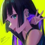  1girl bare_shoulders black_hair bocchi_the_rock! choker close-up dated earrings green_background highres jewelry looking_at_viewer multicolored_hair pa-san piercing purple_hair seisyuntarotto simple_background smile upper_body 