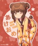  1girl animal_ears artist_name bear_ears bear_girl bear_tail blunt_bangs brown_eyes brown_hair brown_tail floral_print happy_new_year highres japanese_clothes kimono kumiko_(coconat003) leaning_forward long_sleeves looking_at_viewer nat_(coconat003) one_eye_closed original print_kimono red_background sash short_hair solo tail wide_sleeves yellow_kimono 