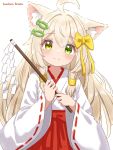  animal_ears blonde_hair cat_ears fish_hair_ornament gohei green_eyes hair_ornament hakama hakama_skirt hazakura_hinata heterochromia highres holding holding_gohei japanese_clothes kimono miko original red_hakama simple_background skirt smile upper_body white_background white_kimono yellow_eyes 