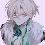  1boy aventurine_(honkai:_star_rail) black_jacket blonde_hair blue_eyes chinese_clothes fur-trimmed_jacket fur_trim green_shirt grey_background honkai:_star_rail honkai_(series) jacket male_focus medium_hair multicolored_eyes neck_tattoo pink_eyes shindoi_(yuiyui316) shirt simple_background solo tattoo translation_request 