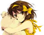  brown_eyes brown_hair doll doll_hug hair_ribbon hairband hug ribbon smile solo stuffed_animal stuffed_toy suzumiya_haruhi suzumiya_haruhi_no_yuuutsu teddy_bear zan_nenko 