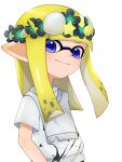  1girl absurdres blonde_hair blue_eyes closed_mouth commentary_request head_wreath highres inkling inkling_girl long_hair paint pointy_ears shirt simple_background smile solo splatoon_(series) splatoon_3 standing sushizanmai0524 tentacle_hair upper_body white_background white_shirt 