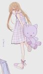  1girl brown_eyes brown_hair dress full_body highres holding holding_stuffed_toy long_hair looking_at_viewer looking_back original smile solo standing standing_on_one_leg stuffed_animal stuffed_cat stuffed_toy twintails waramugu 