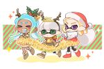  &gt;_&lt; 1girl 2boys :d bag blonde_hair blue_hair blush boots brown_footwear christmas closed_mouth coat dark-skinned_female dark_skin fake_antlers fur-trimmed_boots fur-trimmed_coat fur_trim glint gradient_hair green_eyes green_hair hat holding holding_bag inkling inkling_boy medium_hair merry_christmas multicolored_hair multiple_boys octoling octoling_girl open_mouth pointy_ears red_coat red_footwear santa_hat short_hair simple_background smile sparkle spl8ya splatoon_(series) teeth tentacle_hair thick_eyebrows two-tone_hair violet_eyes walking white_background white_bag white_hair xd 